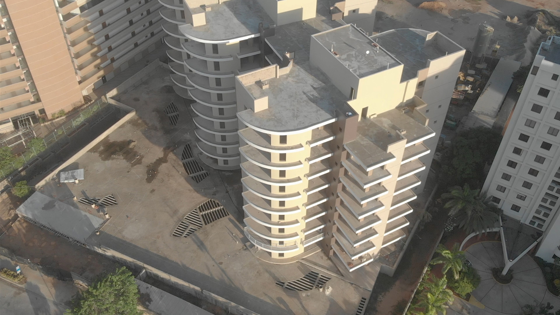 Fotografía de obra: fachadas ya revestidas y balcones terminados.