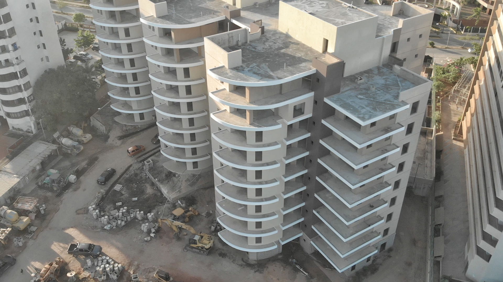 Fotografía de obra: las tres torres en estructura, durante los trabajos.